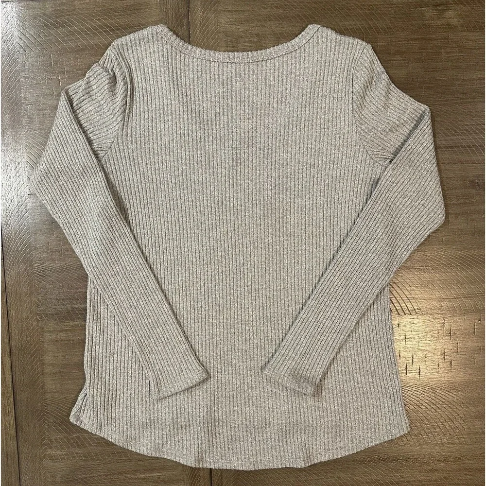 American Eagle Ribbed Knit VNeck Long Sleeve Top Light Gray Soft Stretchy Medium - Picture 9 of 10